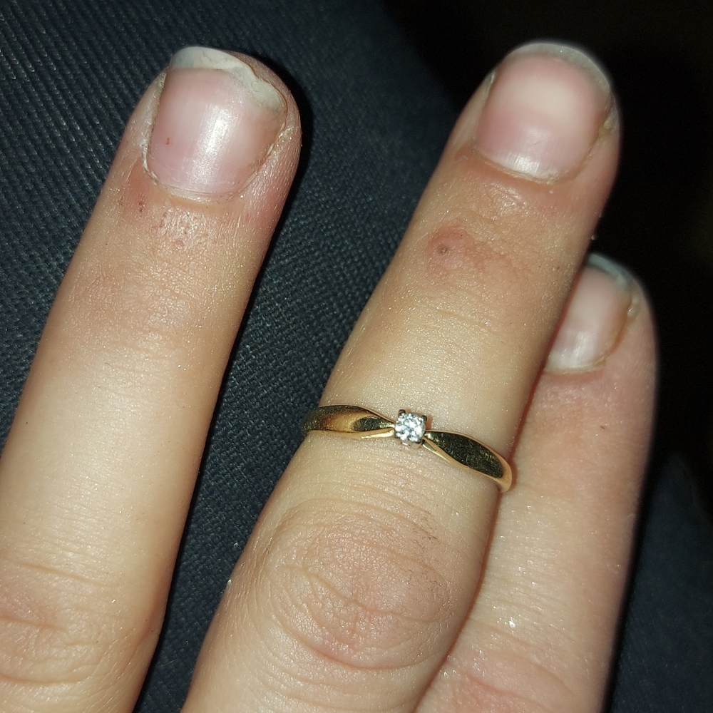10Carat yellow gold solitaire ring.  Size 6.5